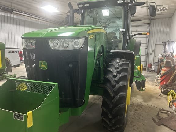 Image of John Deere 8235R equipment image 1