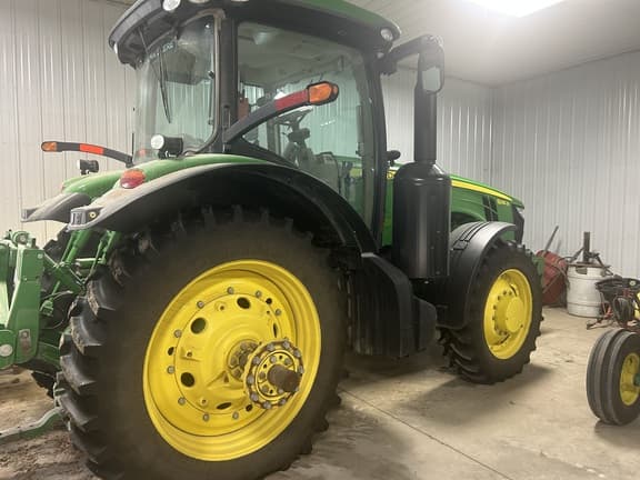 Image of John Deere 8235R equipment image 3