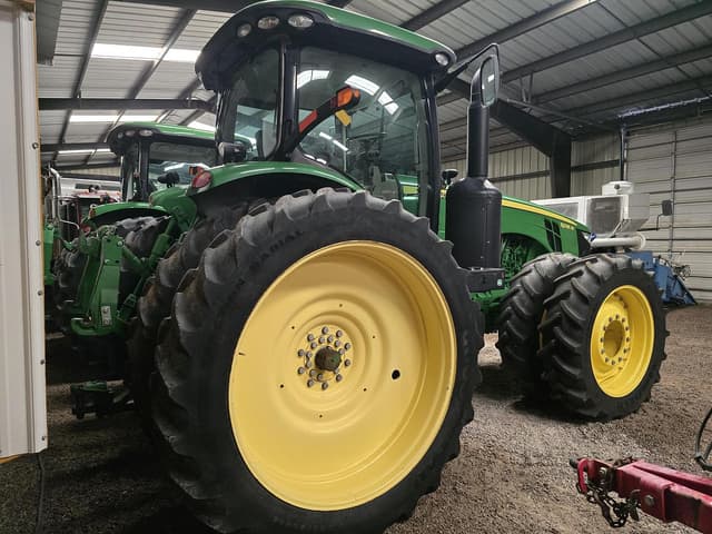 Image of John Deere 8235R equipment image 4
