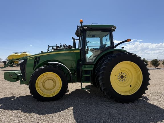 Image of John Deere 8260R equipment image 1