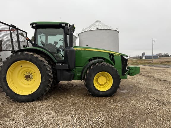 Image of John Deere 8260R equipment image 1