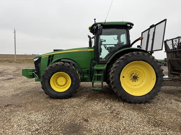 Image of John Deere 8260R equipment image 4