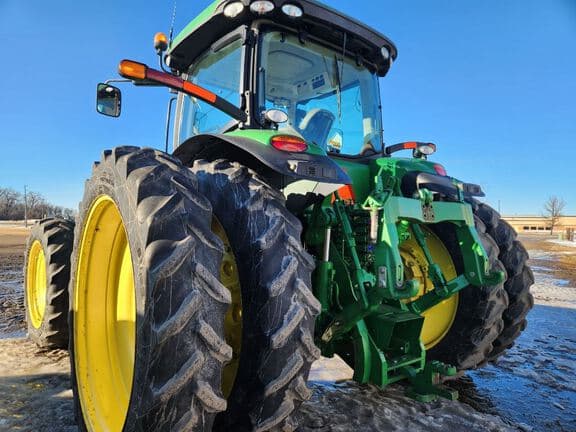 Image of John Deere 8260R equipment image 1