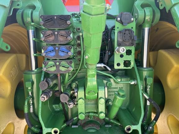 Image of John Deere 8285R equipment image 4