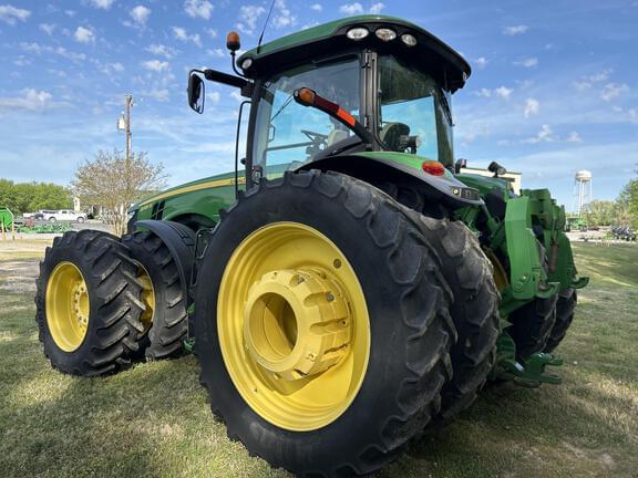 Image of John Deere 8285R equipment image 2