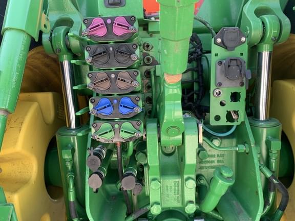 Image of John Deere 8335R equipment image 4