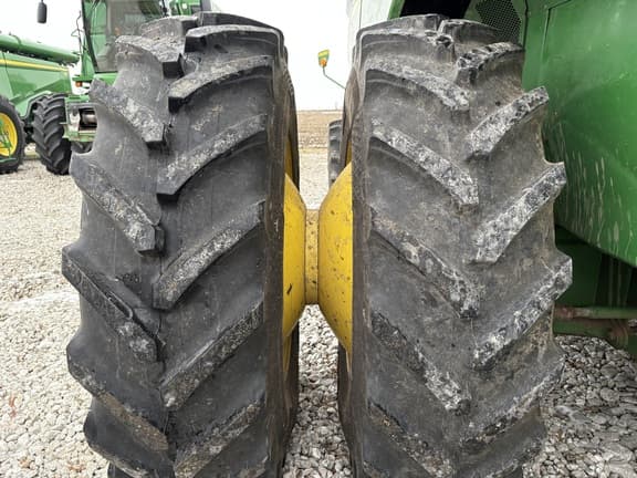 Image of John Deere S660 equipment image 4