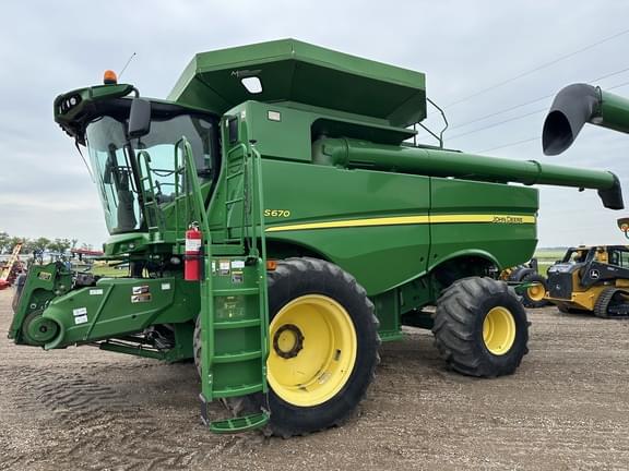 Image of John Deere S670 equipment image 1