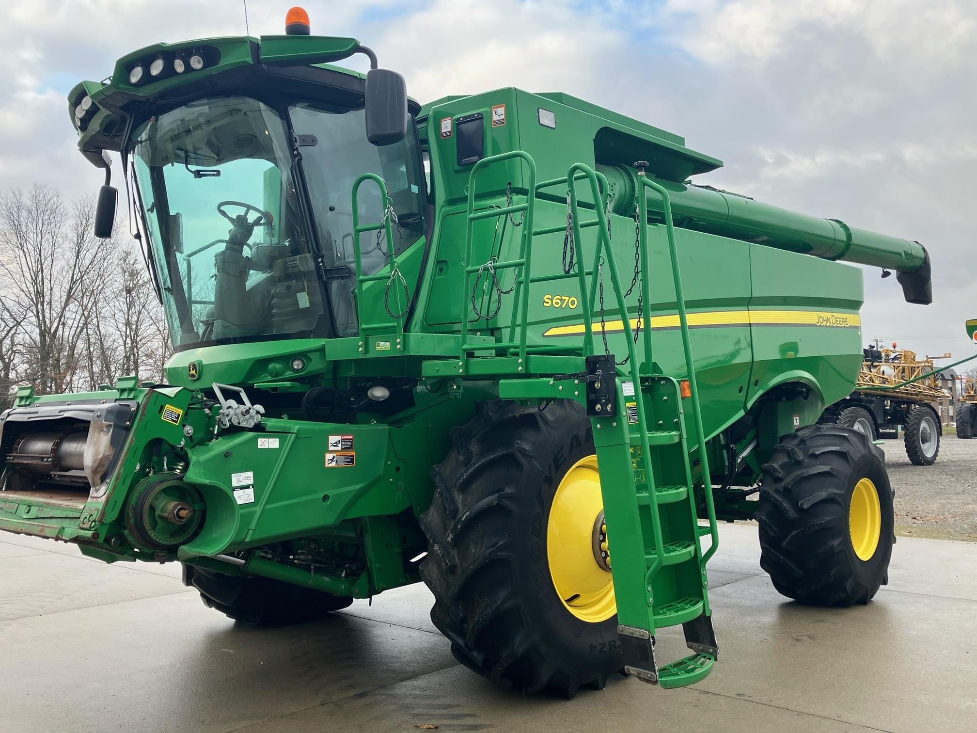 2013 John Deere S670 Equipment Image0