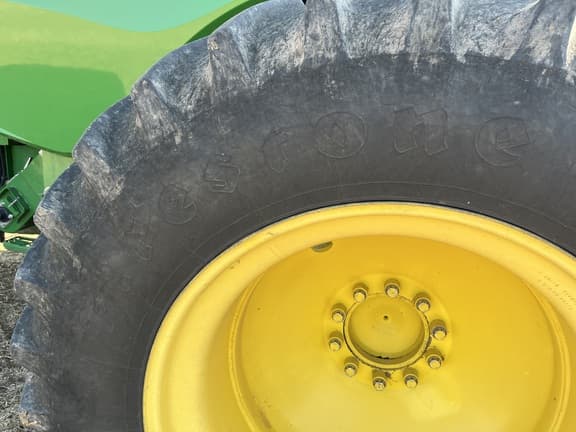 Image of John Deere S670 equipment image 4