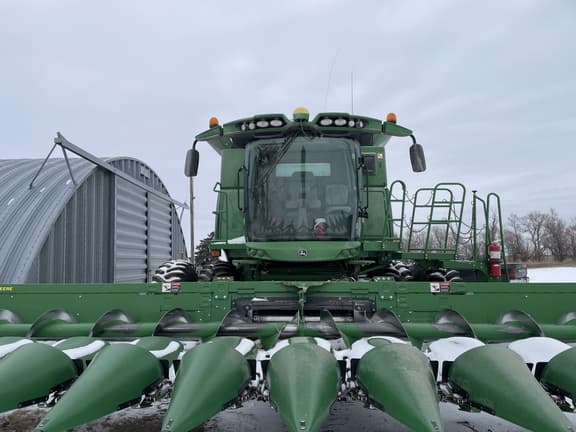 Image of John Deere S670 equipment image 1