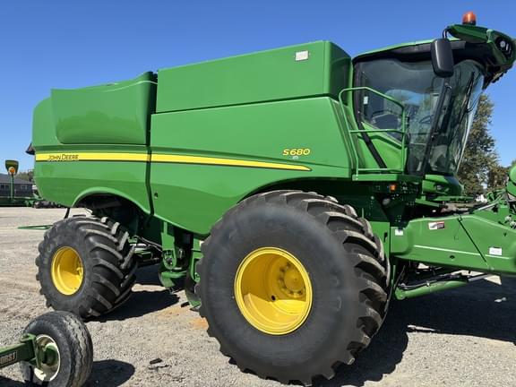 Image of John Deere S680 equipment image 1