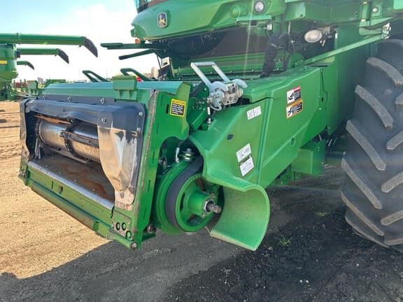 Image of John Deere S680 equipment image 2