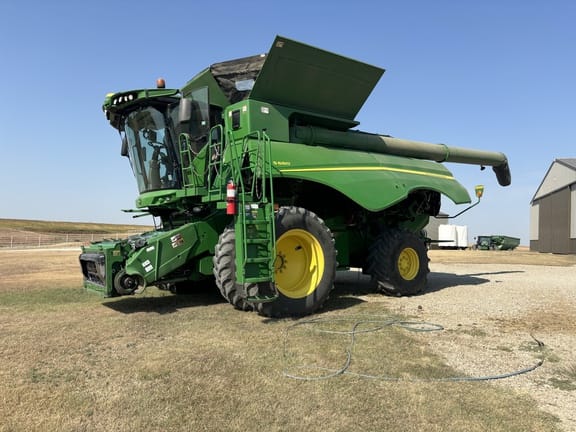 2013 John Deere S680 Equipment Image0