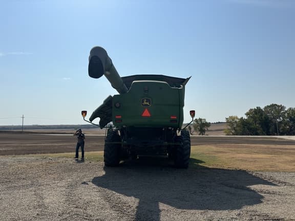 Image of John Deere S680 equipment image 4