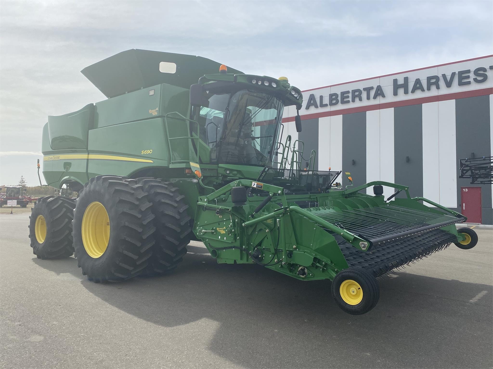 2013 John Deere S690 Equipment Image0