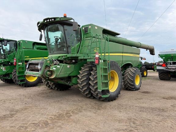 2013 John Deere S690 Equipment Image0