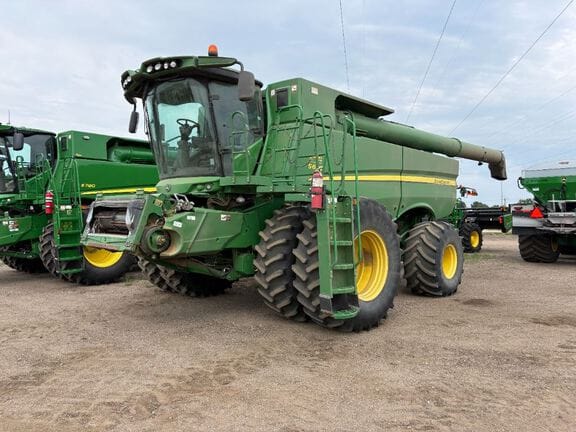 2013 John Deere S690 Equipment Image0