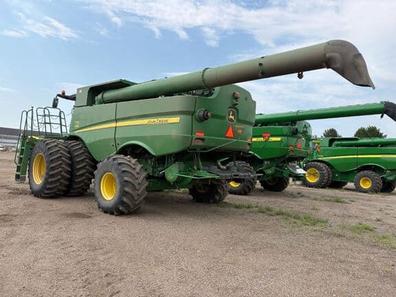 Image of John Deere S690 equipment image 2