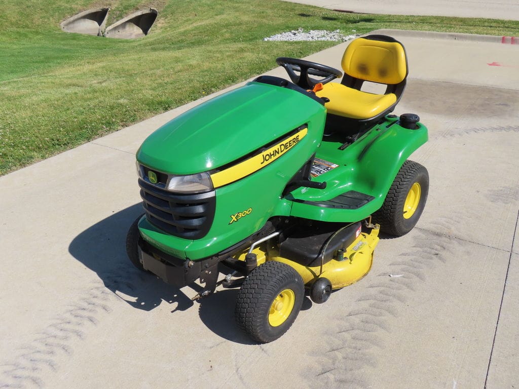 2013 John Deere X300 Equipment Image0