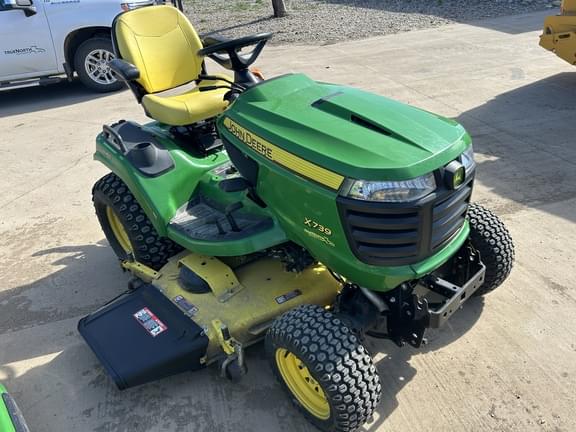 Image of John Deere X739 equipment image 3