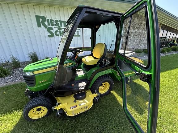 Image of John Deere X758 equipment image 3