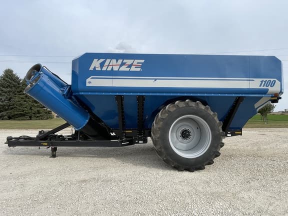 Image of Kinze 1100 equipment image 4