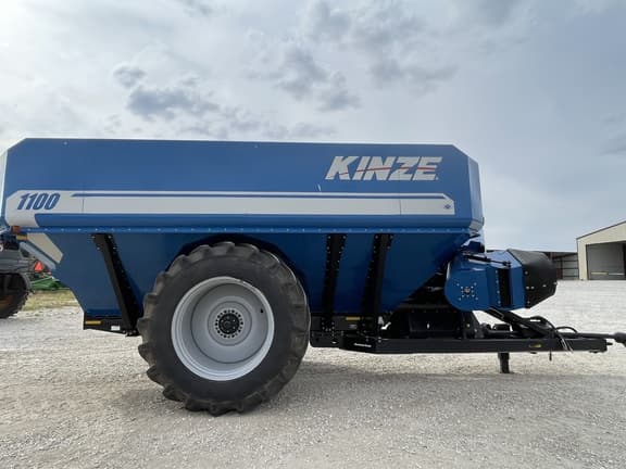 Image of Kinze 1100 equipment image 3