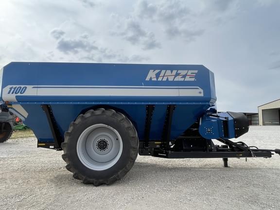 Image of Kinze 1100 equipment image 2