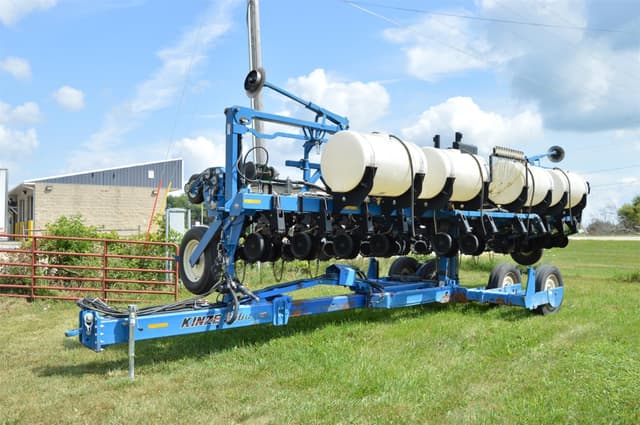 Image of Kinze 3600 equipment image 1