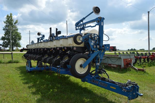 Image of Kinze 3600 equipment image 2