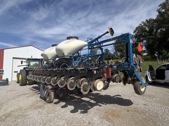 Image of Kinze 3600 equipment image 1