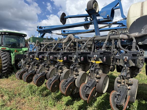 Image of Kinze 3700 equipment image 2