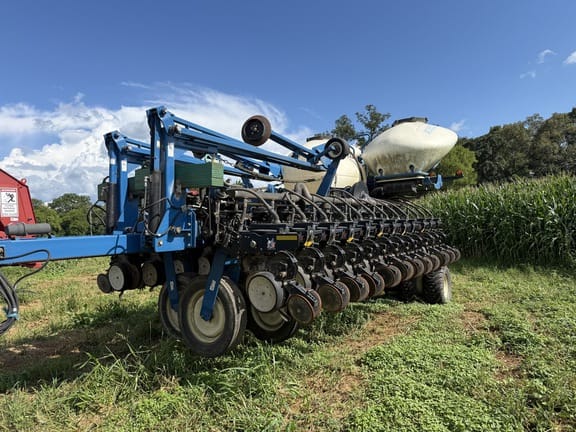 2013 Kinze 3700 Equipment Image0