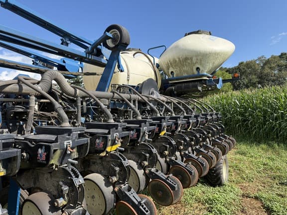 Image of Kinze 3700 equipment image 3
