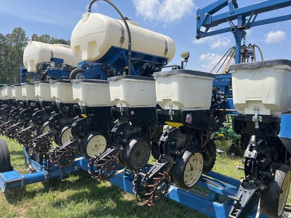 2013 Kinze Planter Equipment Image0