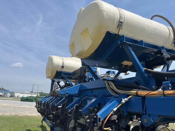 Image of Kinze Planter equipment image 1