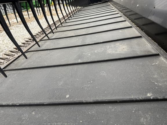 Image of MacDon FD75 equipment image 4