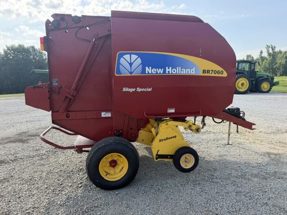 Image of New Holland BR7060 equipment image 1