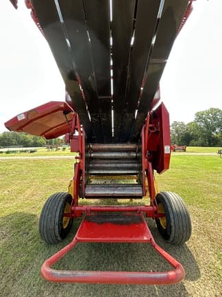 Image of New Holland BR7070 equipment image 3