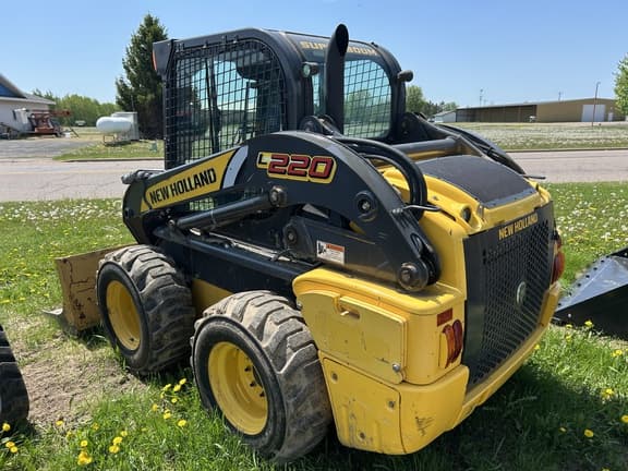 Image of New Holland L220 equipment image 2