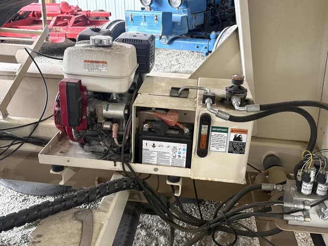 Image of Unverferth Seed Runner 2750 equipment image 4