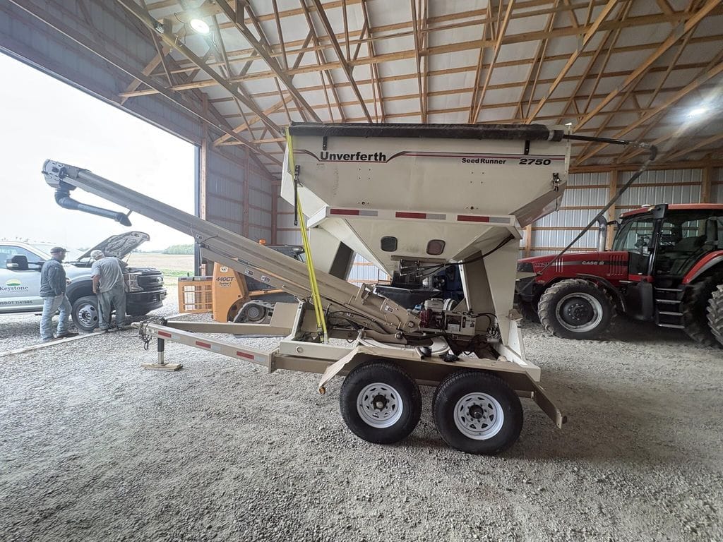 2013 Unverferth Seed Runner 2750 Equipment Image0