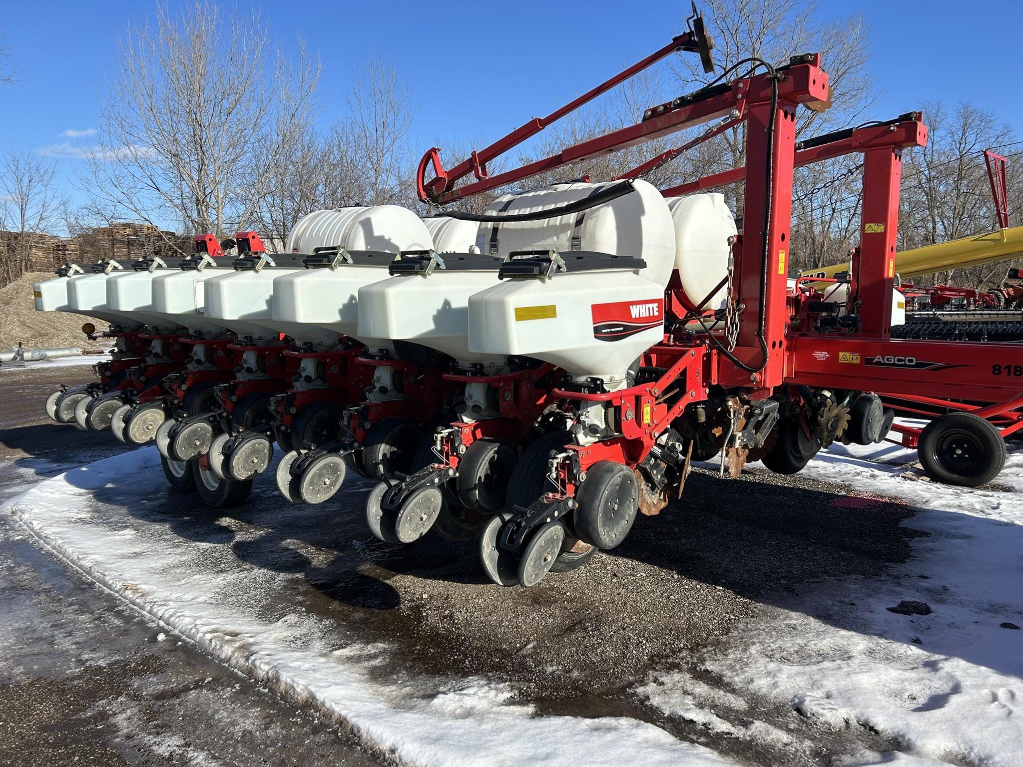 2013 White 8186 Equipment Image0