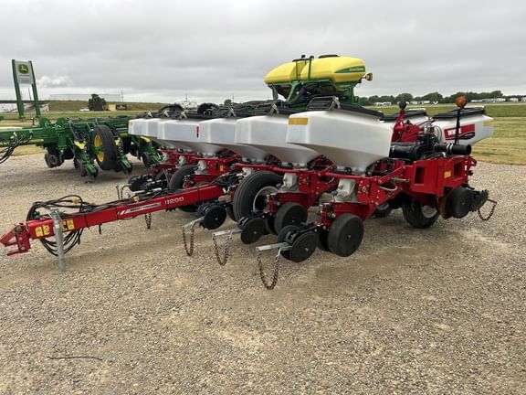 2013 White 8200 Equipment Image0