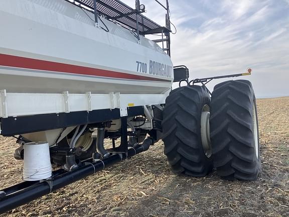 Image of Bourgault 3710 equipment image 4