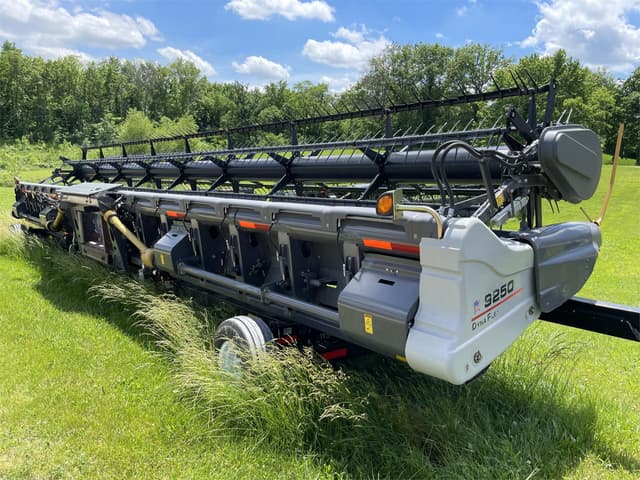 Image of Gleaner 9250 equipment image 4