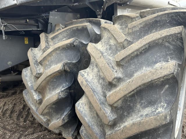 Image of Gleaner S67 equipment image 3