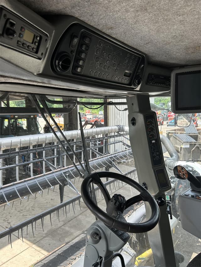 Image of Gleaner S68 equipment image 4