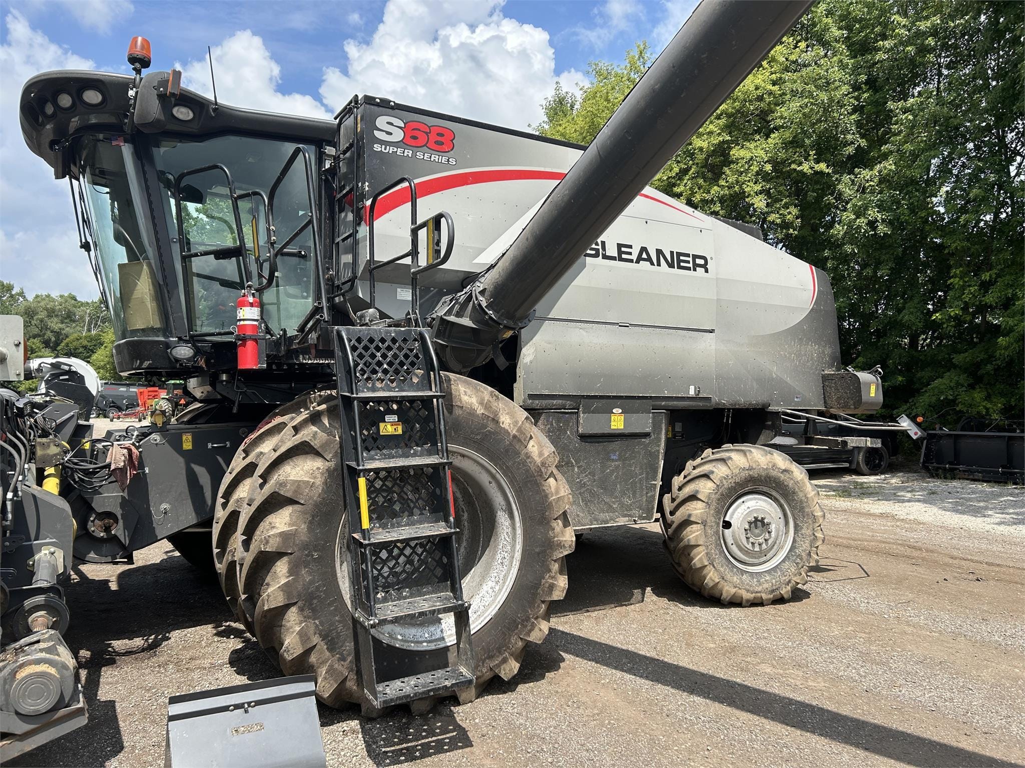 2014 Gleaner S68 Equipment Image0